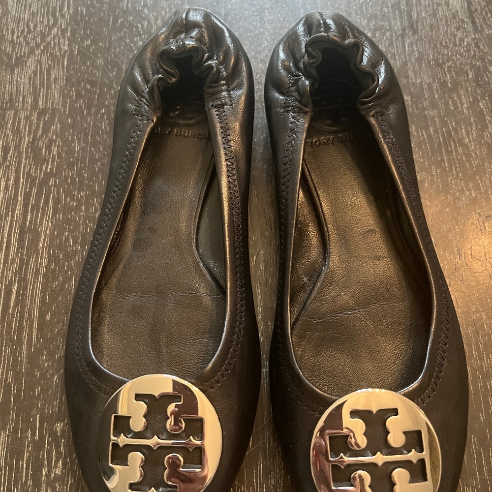 Tory Burch Black leather flats with silver medallion
